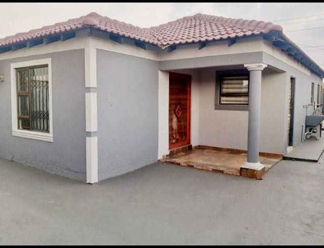 4 BEDROOM HOUSE FOR SALE IN PROTEA GLEN